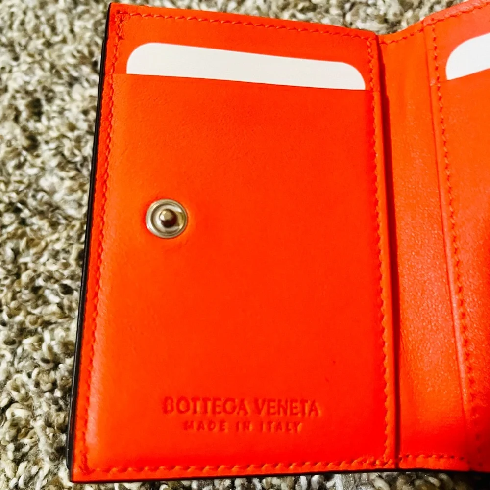 Brand New Bottega Veneta Trifold Leather Wallet. Never used. In its original box - Picture 5 of 7